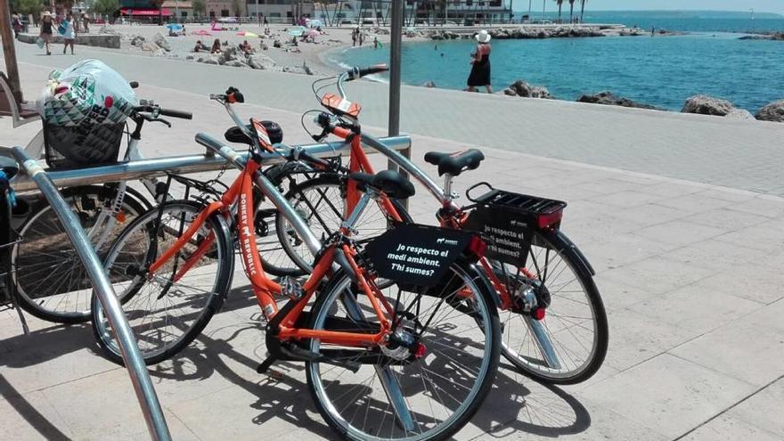 Bicicletas de alquiler en un soporte público en el paseo del Molinar.