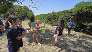 Un grupo de jóvenes de uno de los casals de la associació Salsa Jove, jugando con agua ayer al mediodía.