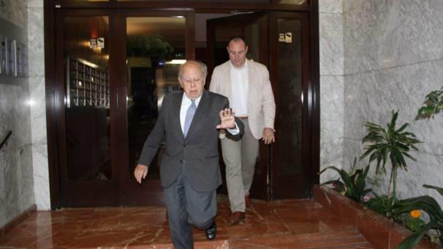 Pujol, sortint del seu despatx després d&#039;un escorcoll, en imatge d&#039;arxiu.