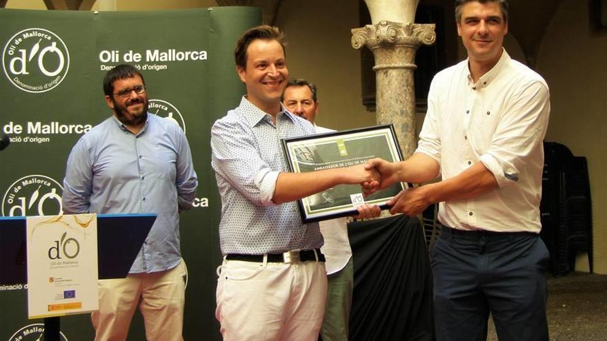Manuel Ruiz recibe la distinción de manos del presidene de la DO Sebastià Solivellas.