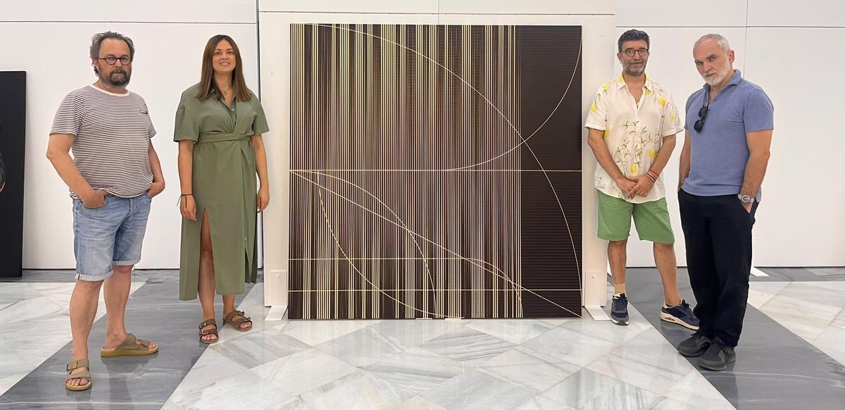 El jurado, con la obra ganadora del premio.