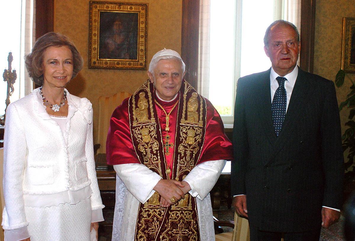 Los reyes eméritos de España y Benedicto XVI.