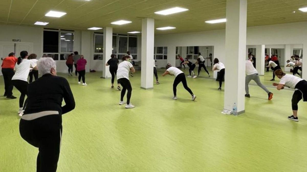 Clases de ximnasia e zumba nas instalacións da piscina.   | // FDV