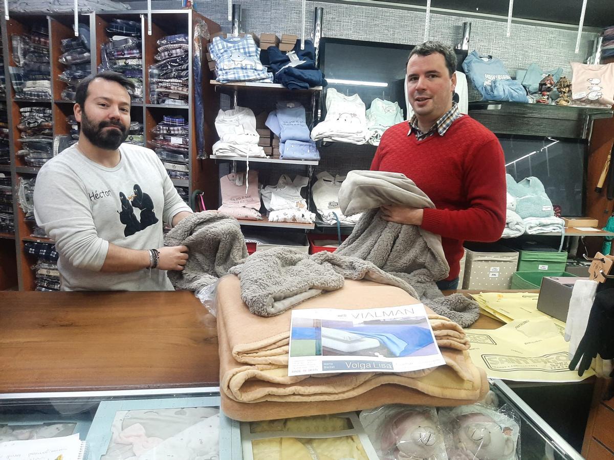 David y Héctor, de Santiago Textil, muestran varios tipos de mantas