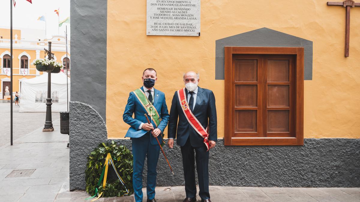 Teodoro Sosa y José Manuel Aranda, durante el descubrimiento de la placa del 40 aniversario del hermanamiento entre Gáldar y Calatayud