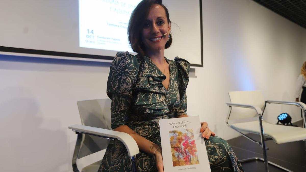 Tamara Cosano, con su libro.