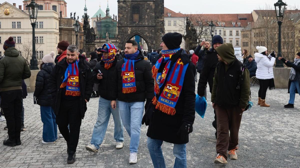 Algunosde los aficionados al Barça que se han desplazado a Praga para ver el partido de la Champions