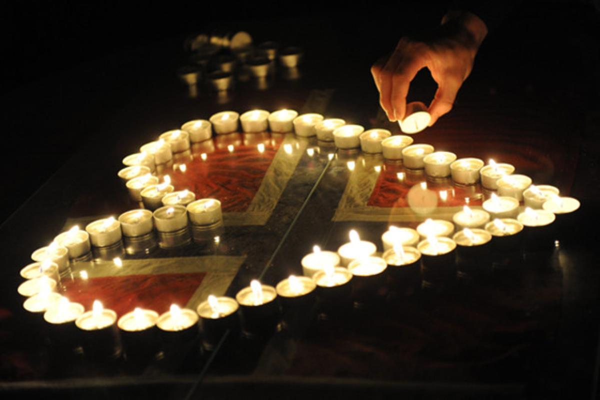 Membres de la comunitat noruega a Sidney s’han reunit avui en memòria de les víctimes dels dos atemptats perpetrats per Anders Behring Breivik.