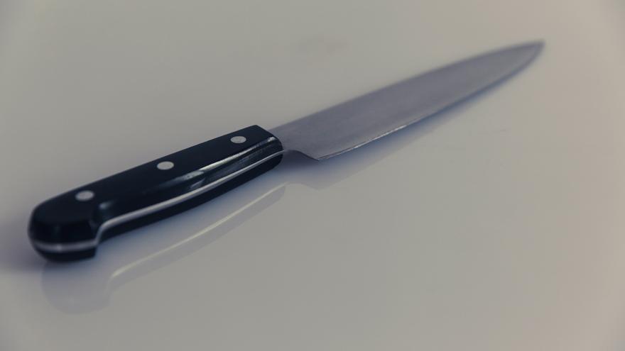 Dos jóvenes amenazan a punta de cuchillo a otro para robarle el móvil y las gafas de sol en Ponferrada