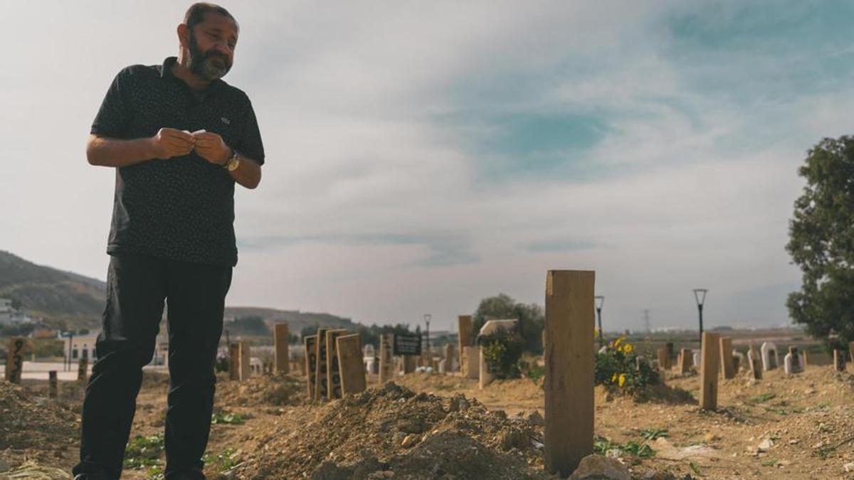 Mehmet, ante la supuesta tumba de su hija.