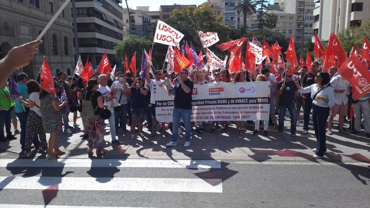 La concentración celebrada en la plaza de la Montañeta.