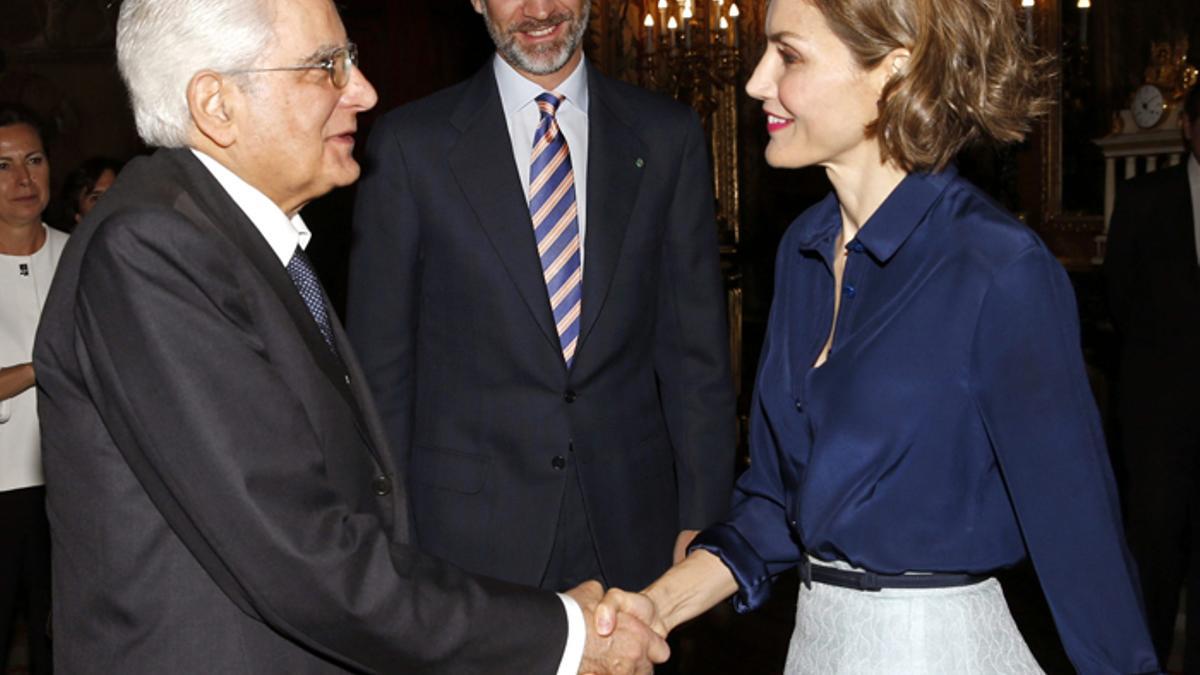 Letizia Ortiz con melena ondulada y conjunto de Carolina Herrera