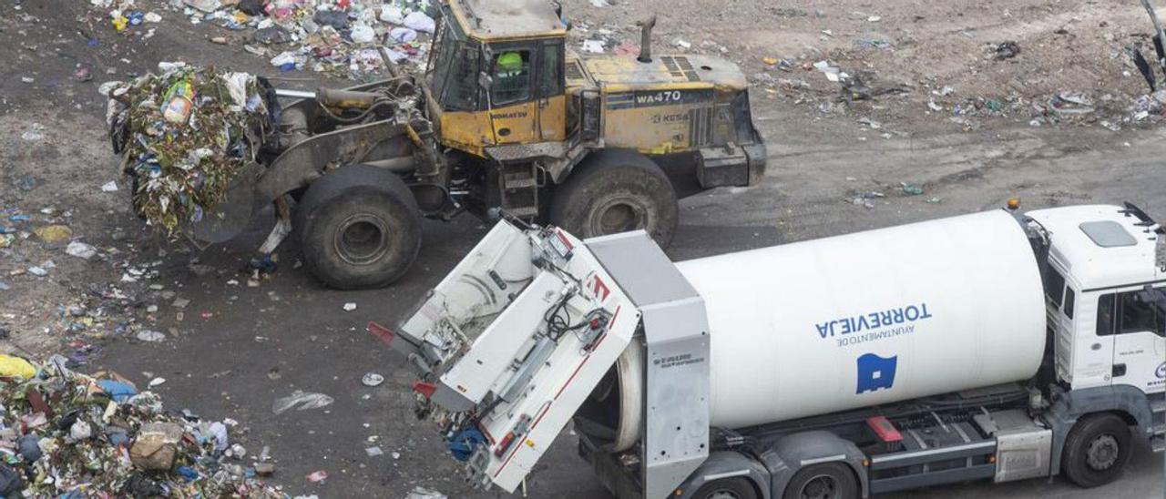 Camión de basura de Torrevieja en la planta de Xixona. | ALEX DOMÍNGUEZ