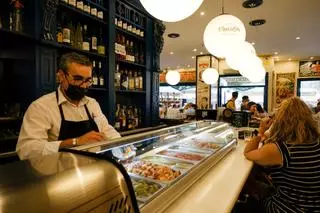 El anhelado adiós a la mascarilla en interiores en Andalucía