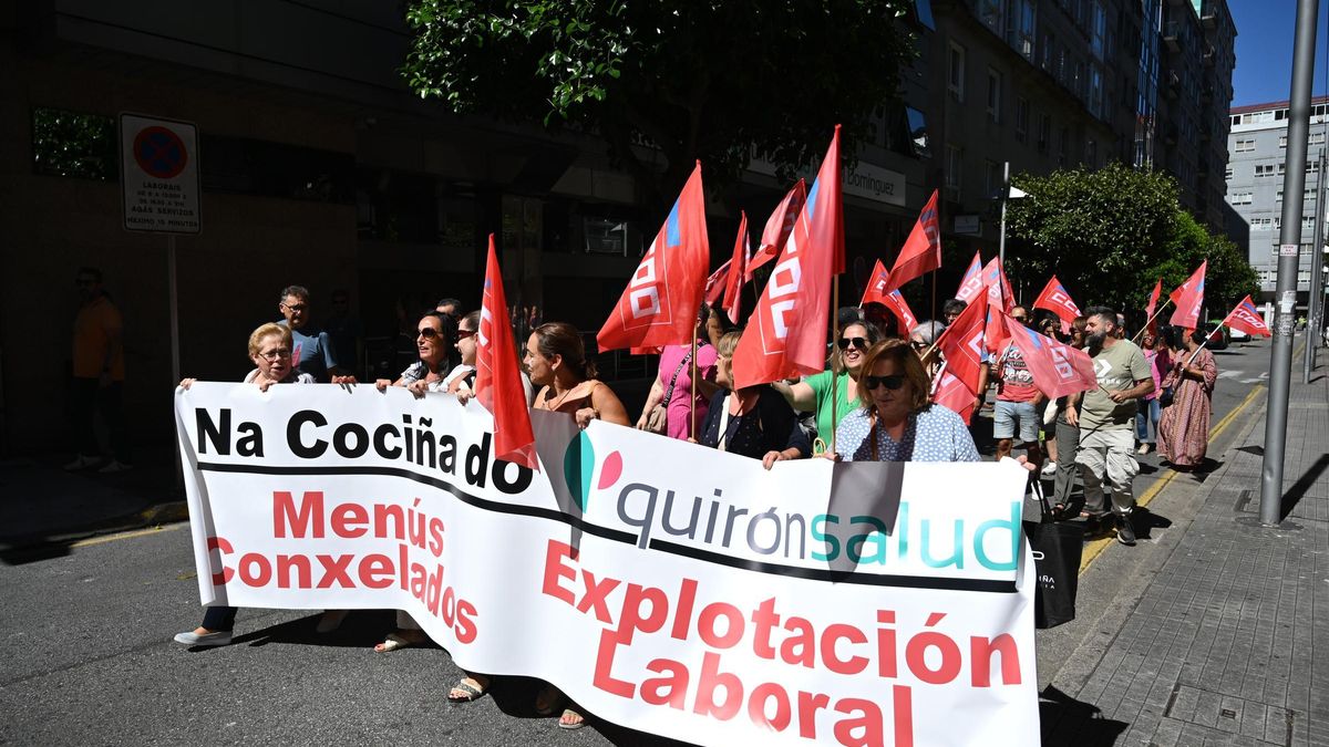 Manifestación de los trabajadores del hospital Quironsalud de Pontevedra.