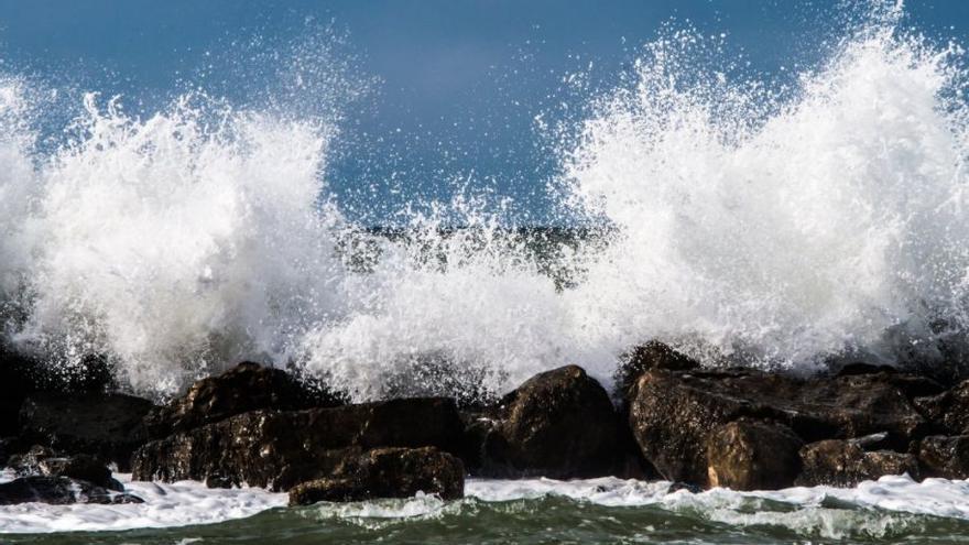 Fortes onades trencant el mar