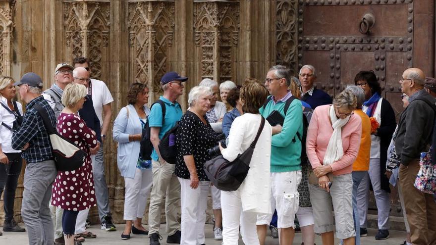 Turistas ante el Tribunal de las Aguas.