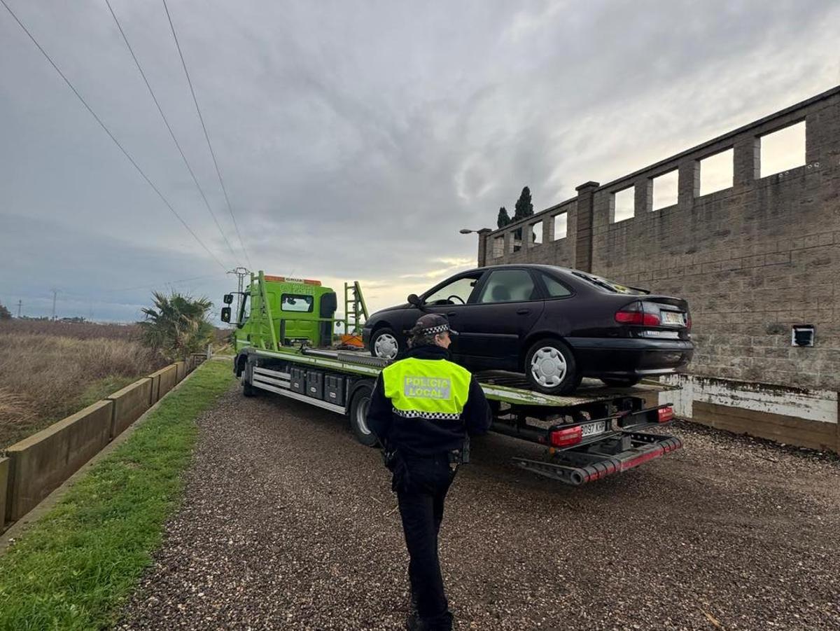 Uno de los vehículos retirados en Almussafes.