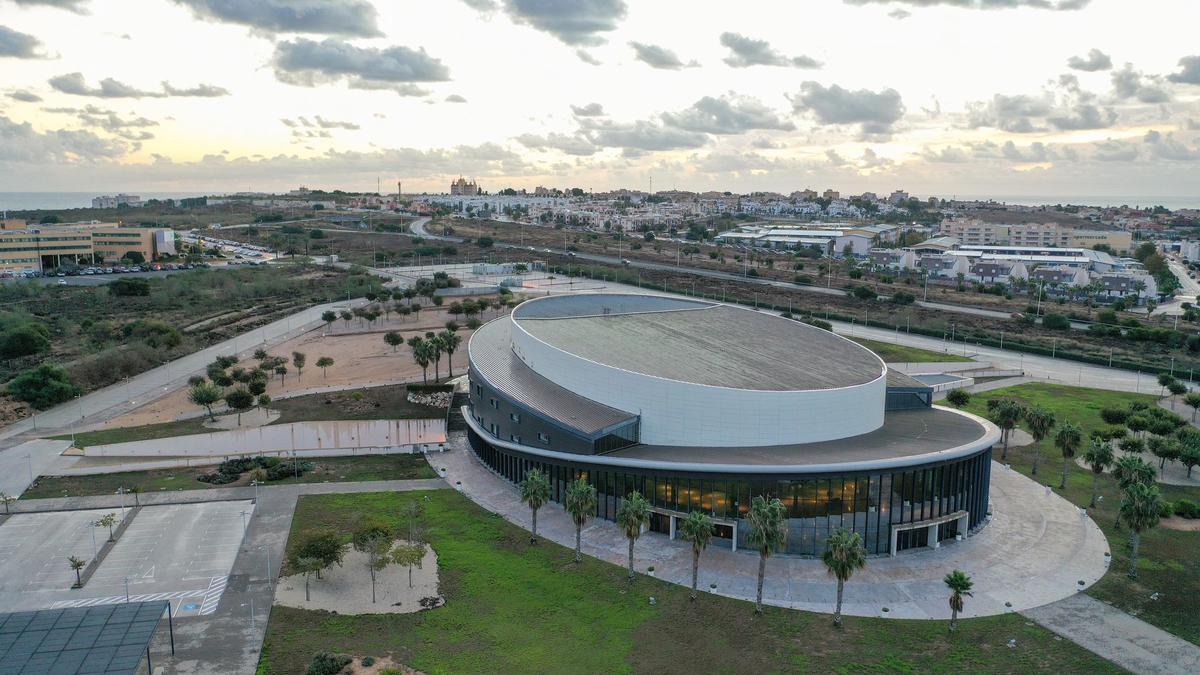 En primer término el Auditorio. Al fondo una de sus zonas de aparcamiento y arriba a la izquierda el Hospital privado