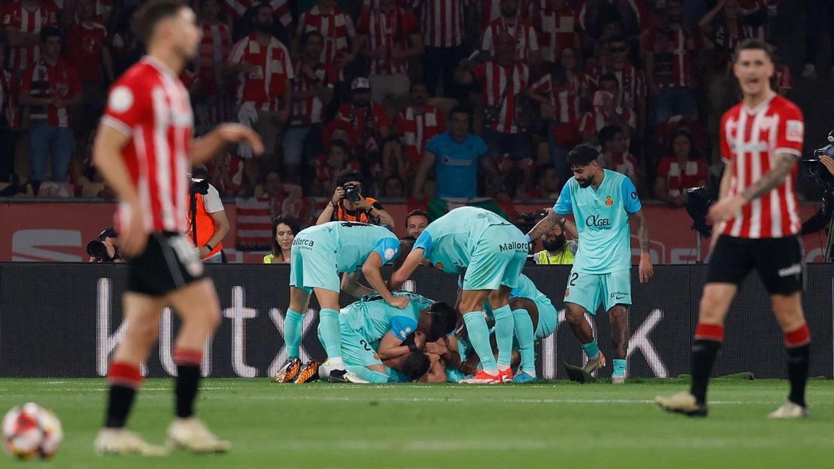 Los jugadores del Mallorca reaccionan a su derrota durante la final de la Copa del Rey