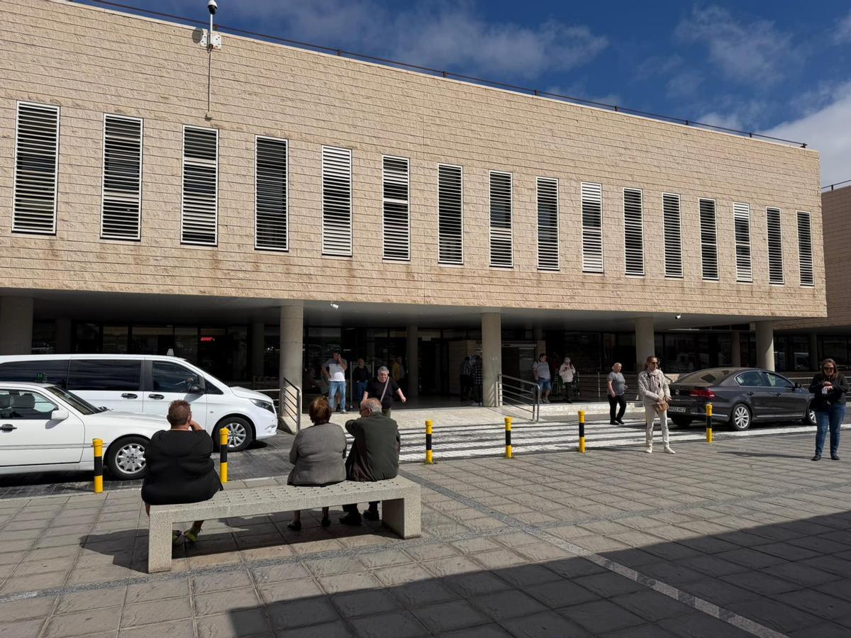 Exterior del área de Urgencias esta mañana en el Hospital Universitario de Gran Canaria Doctor Negrín.