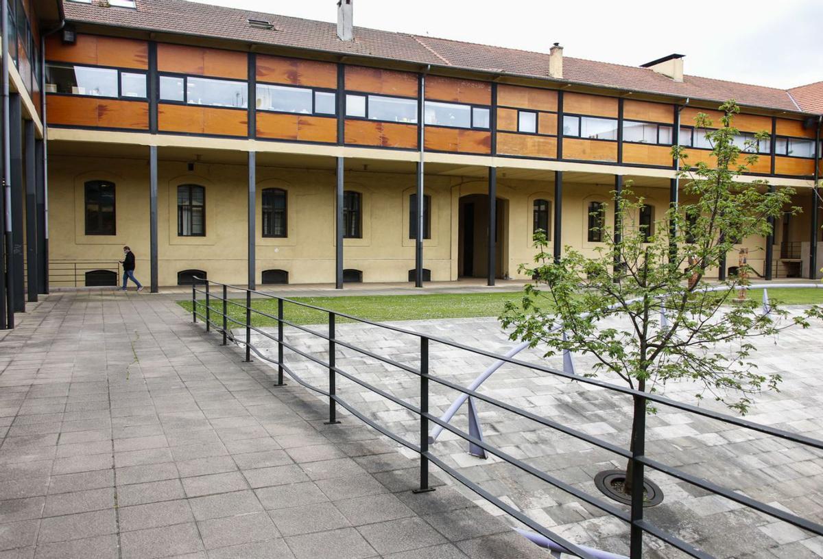 Un tramo del patio interior del centro municipal de El Coto. | P. Solares