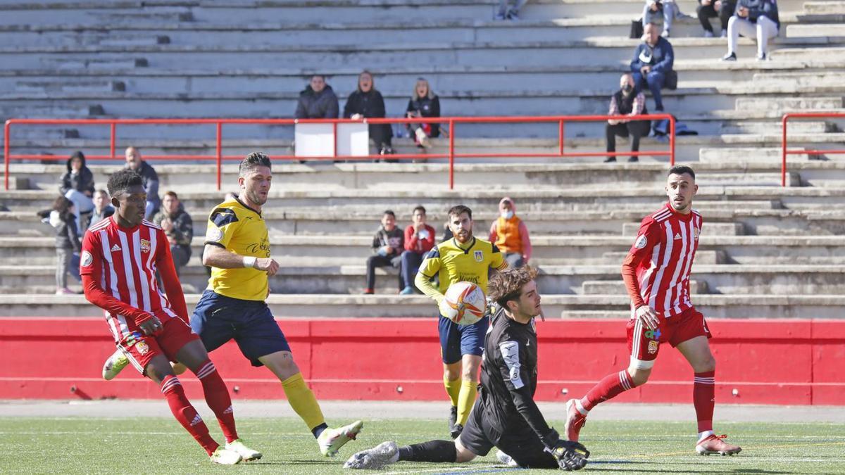 El porter Romero va conjurar amb l’esquena la millor ocasió de gol manresana, a càrrec de Noah | JORDI BIEL