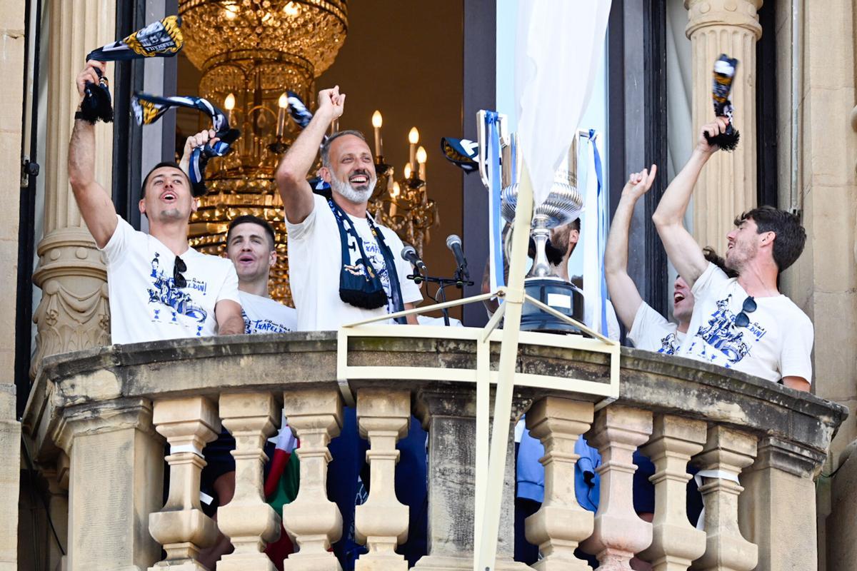 Varios aficionados de la Real Sociedad durante la celebración del equipo por la victoria en la Copa del Rey Varios aficionados de la Real Sociedad durante la celebración del equipo por la victoria en la Copa del Rey