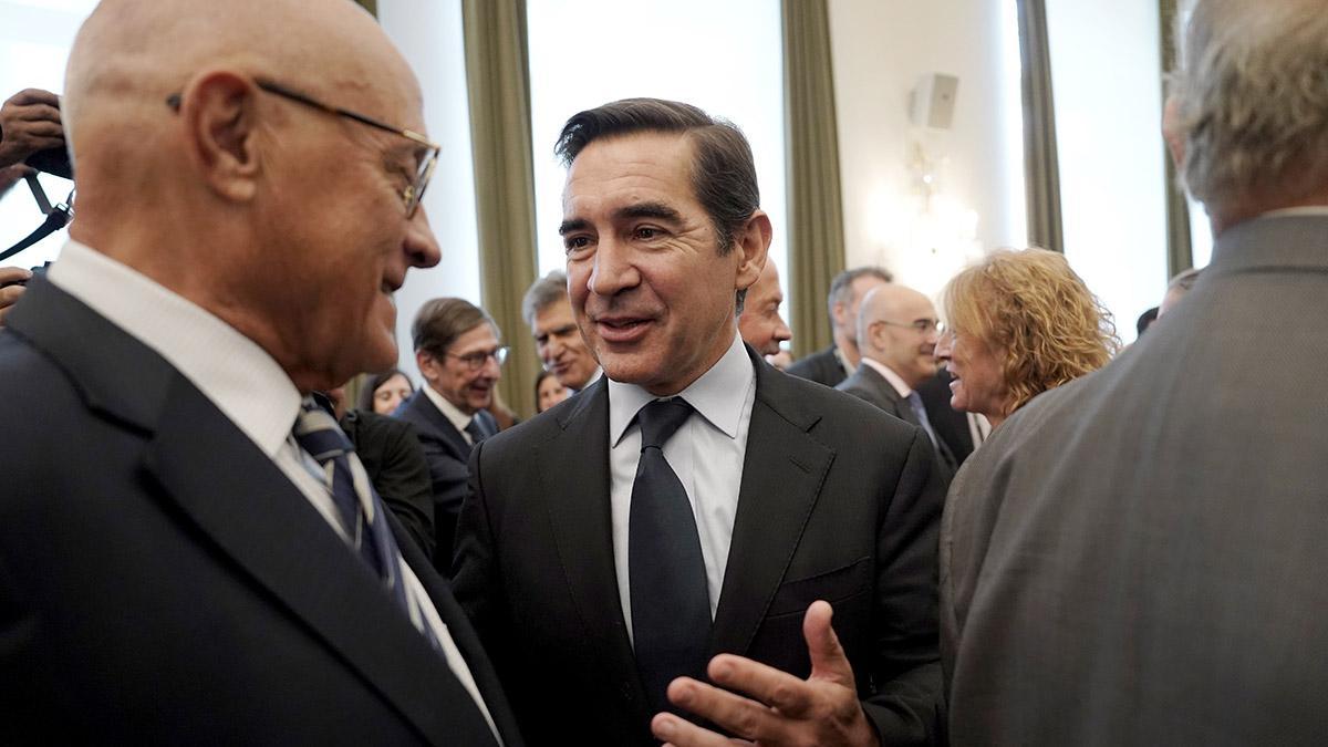Josep Oliu Creus, presidente de Banc Sabadell, y Carlos Torres Vila, presidente del BBVA, en un acto en Madrid, en septiembre del 2024.