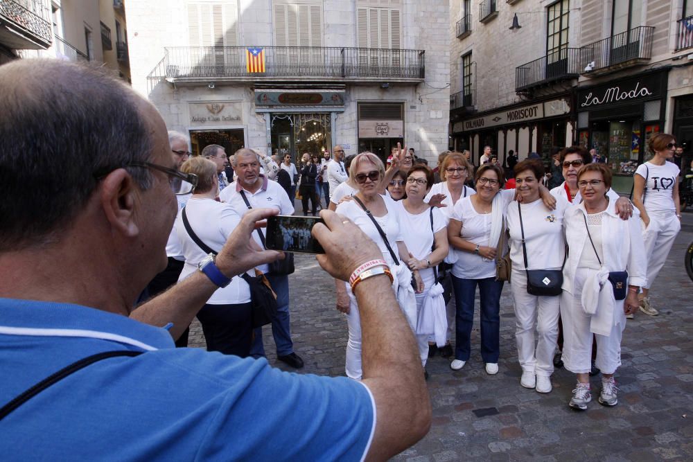 Concentració per reclamar diàleg i convivència a la Plaça del Vi de Girona