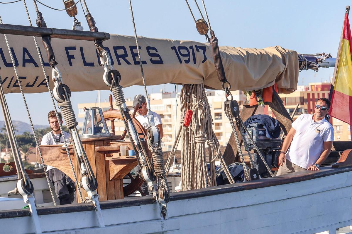 El velero histórico Pascual Flores ya está en la bahía de Torrevieja