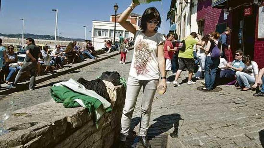 una joven escancia sidra en Gijón