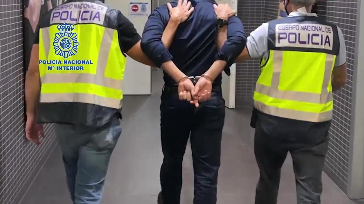 El sospechoso, tras su detención ayer en Alicante.