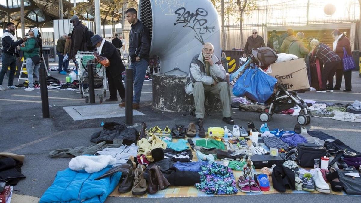 Vendedores y visitantes del conocido como 'mercado de la miseria' de Barcelona.