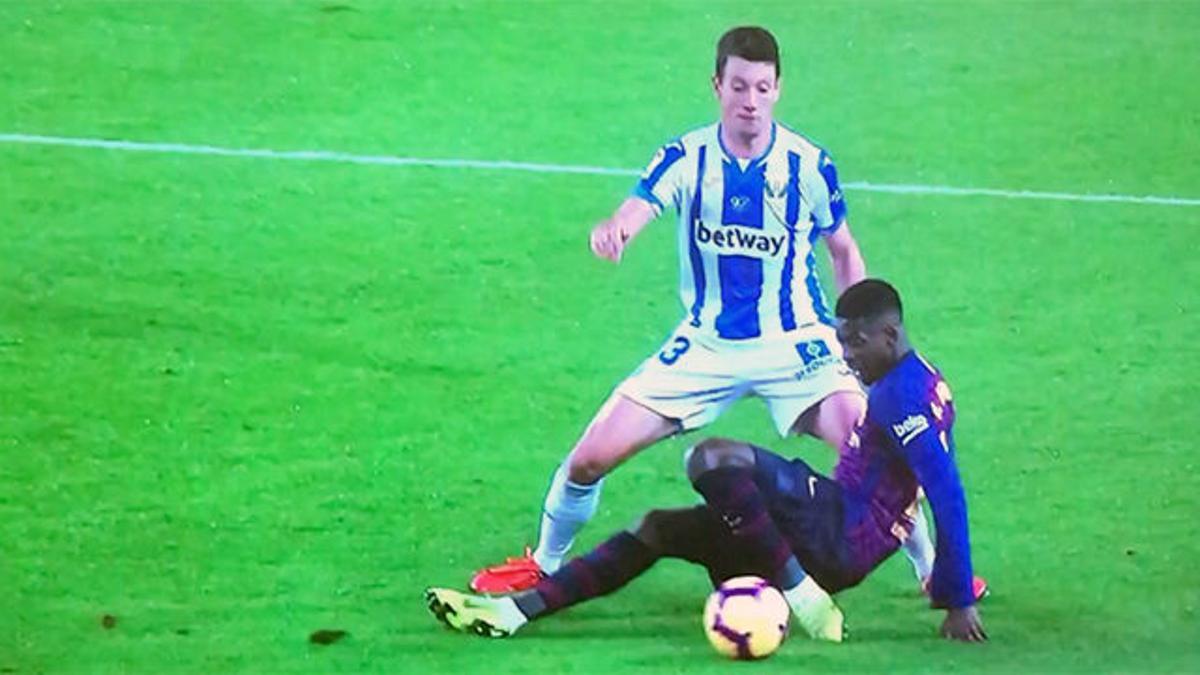 Dembélé se hizo daño en el tobillo y la rodilla y tuvo que pedir el cambio