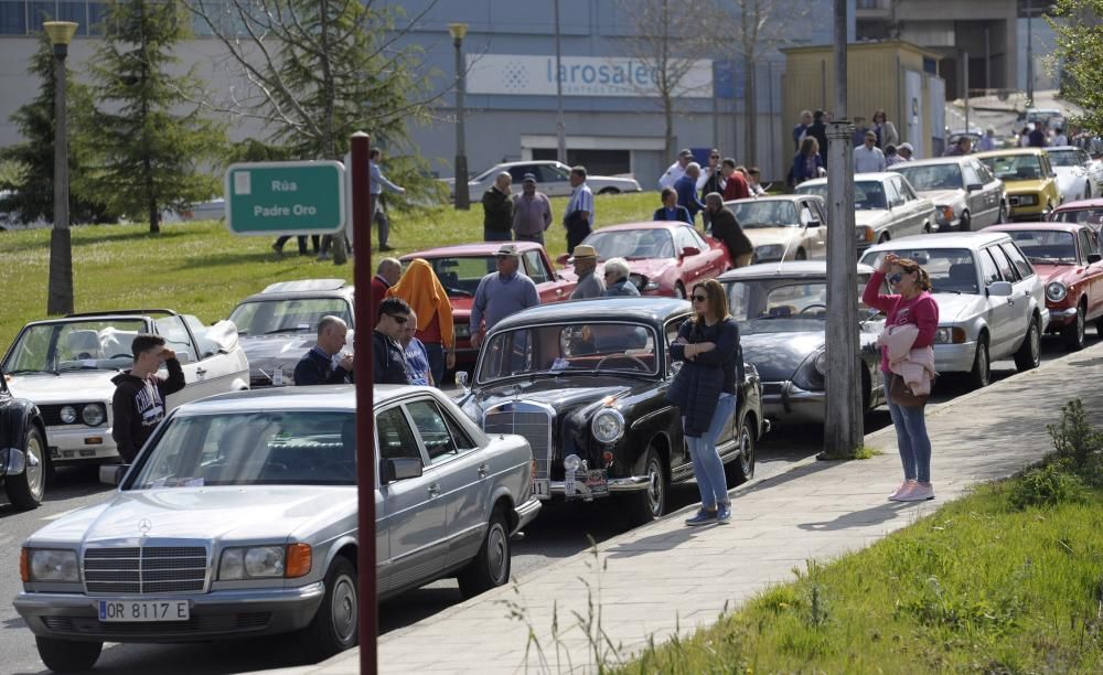 Decenas de automóviles de otras épocas tomaron las calles de Lalín con motivo de la VIII Ruta de Coches Clásicos do Cocido.