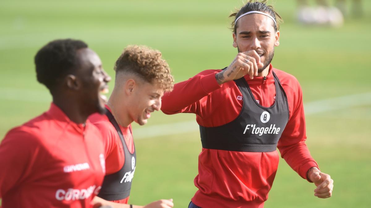 Gudelj bromea con Simo y Diarra durante el entrenamiento del Córdoba CF en la Ciudad Deportiva, este martes.