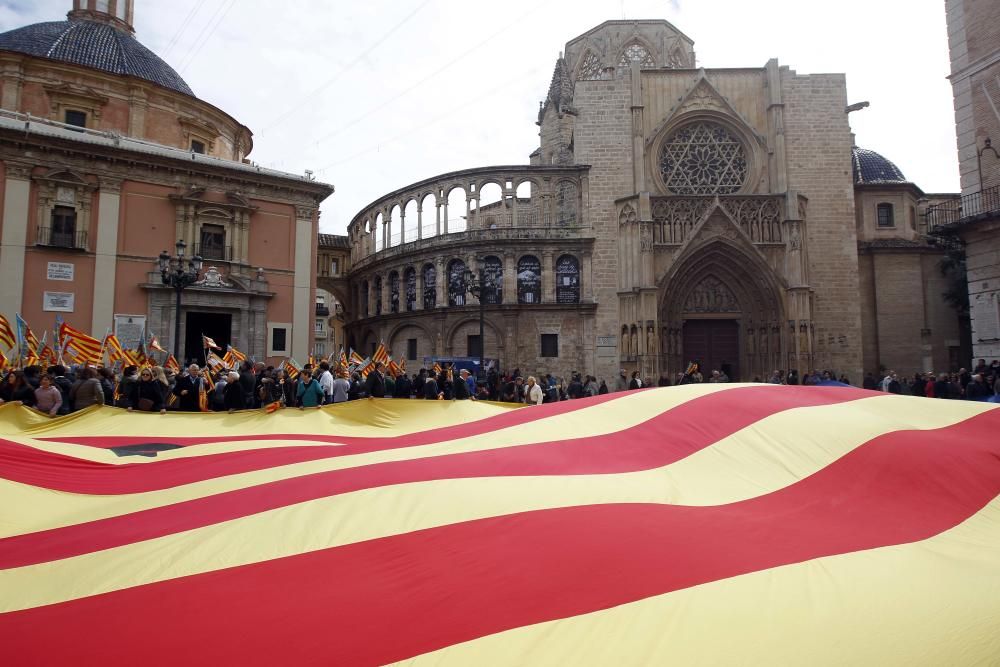 Concentración contra la AVL y en defensa de las Normes del Puig