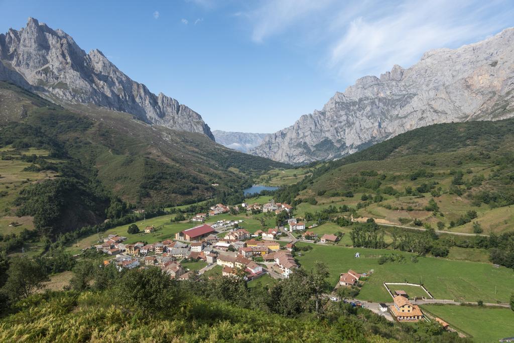 Pequeño pueblo en los Picos de Europa