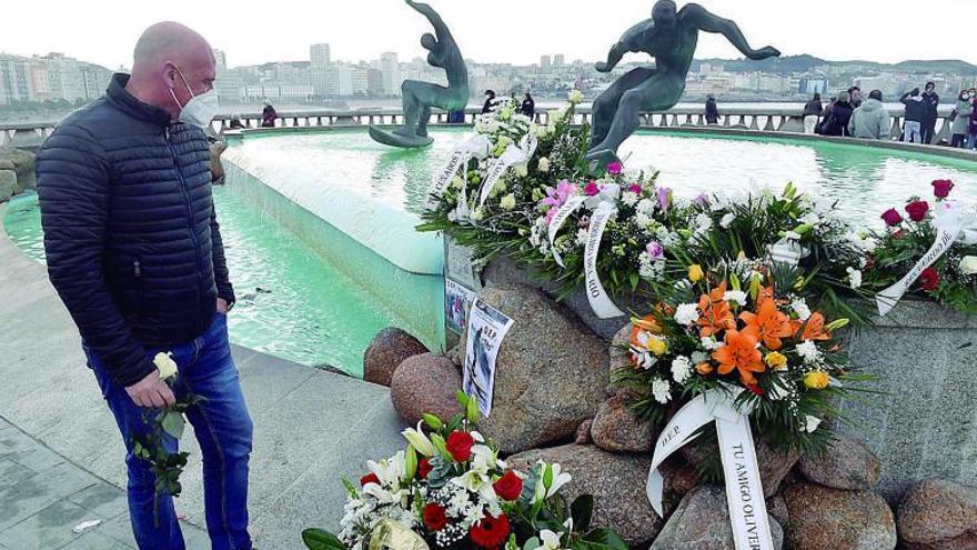 Un hombre lleva una flor como homenaje a Tito a la fuente de los surfistas. |  // VÍCTOR ECHAVE