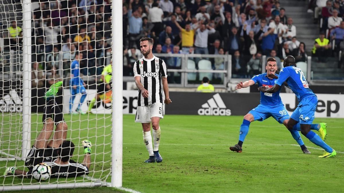 Koulibaly celebra su gol a la Juventus con Buffon aún en el suelo.