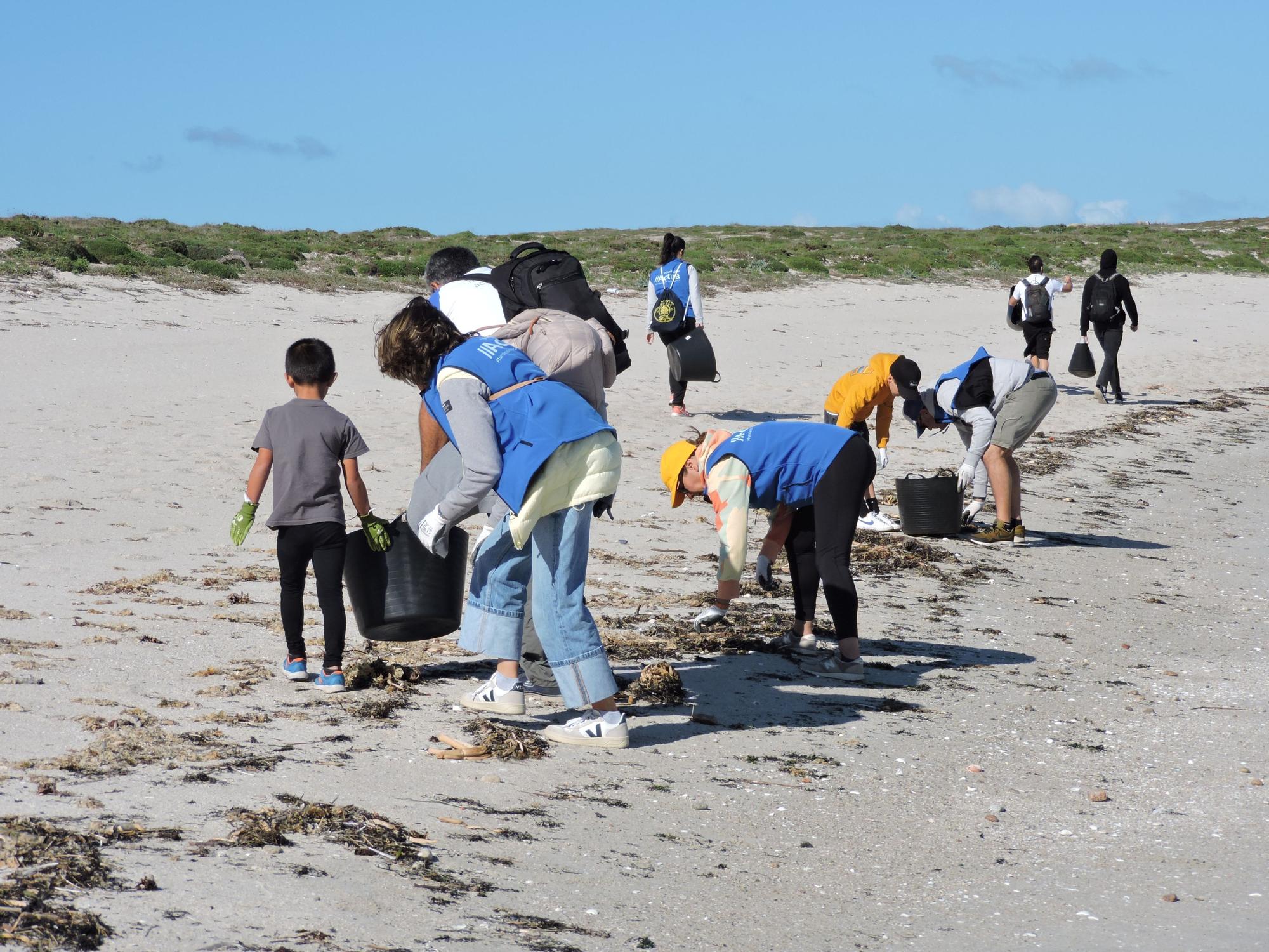 Así luchan los voluntarios de Abanca contra la basura marina y las plantas invasoras en la isla de Sálvora.