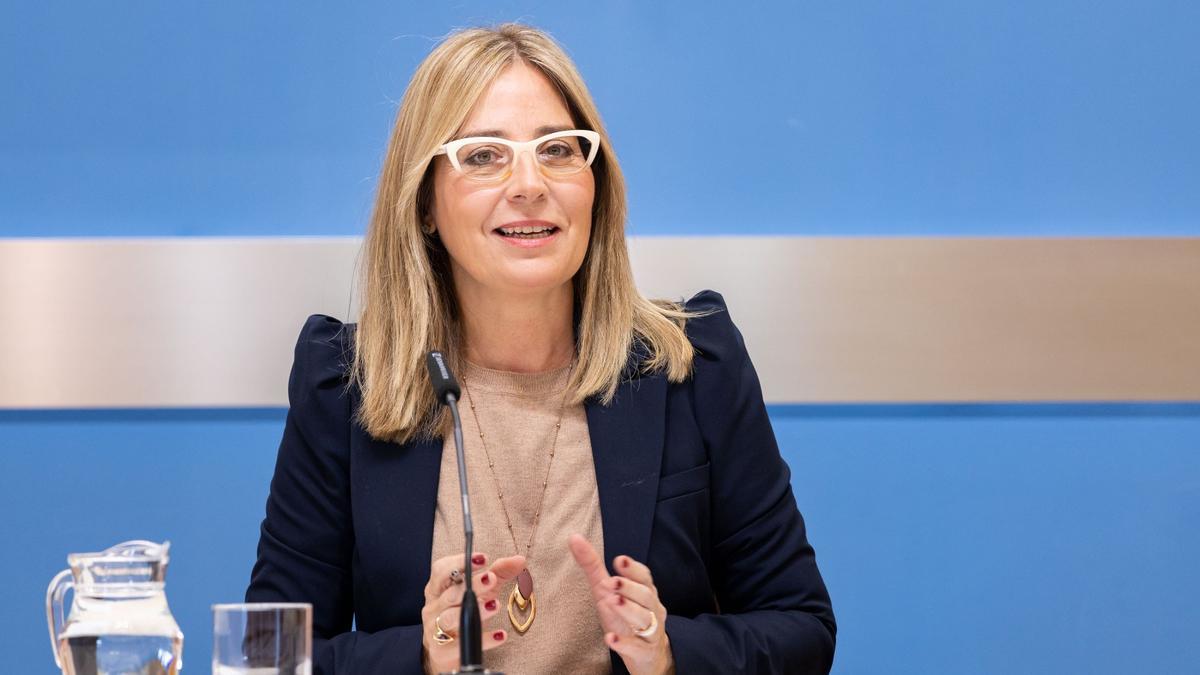 La concejala de Hacienda, Blanca Solans, este lunes durante la rueda de prensa en Zaragoza.