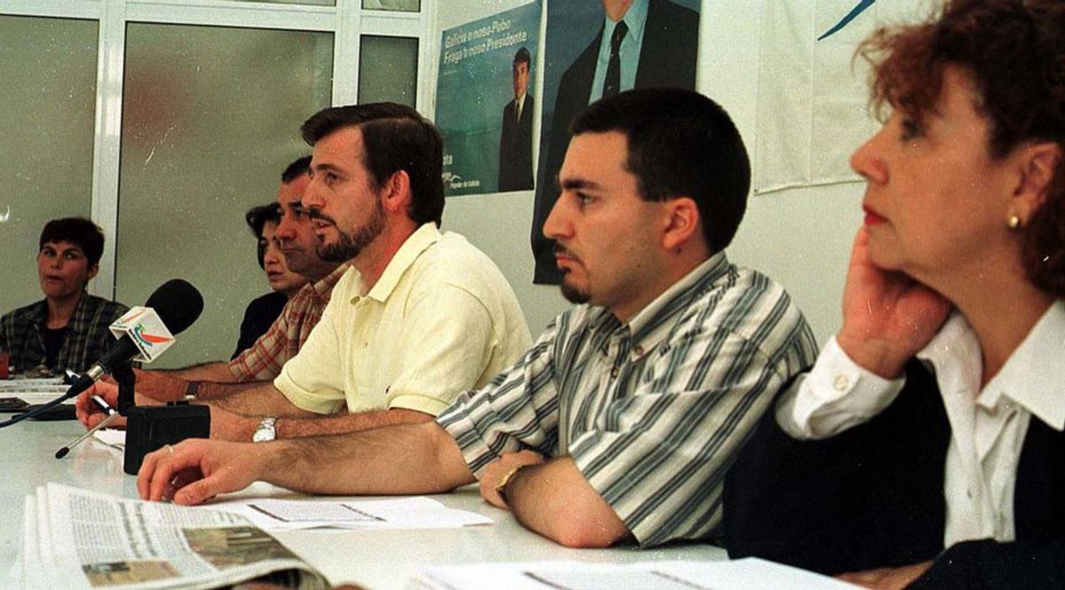 Javier Barreiro (centro), en el local del PP, en 1999. |   // G.N.