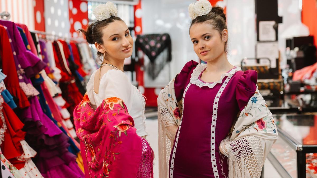 Dos jóvenes recogen su traje de chulapa en D Pertiñez para San Isidro.