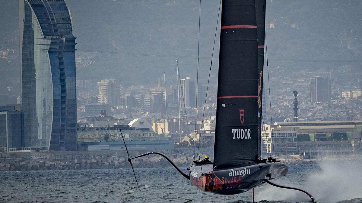 El equipo Alinghi Red Bull Team, que participa en la Copa América de Vela, entrena en Barcelona