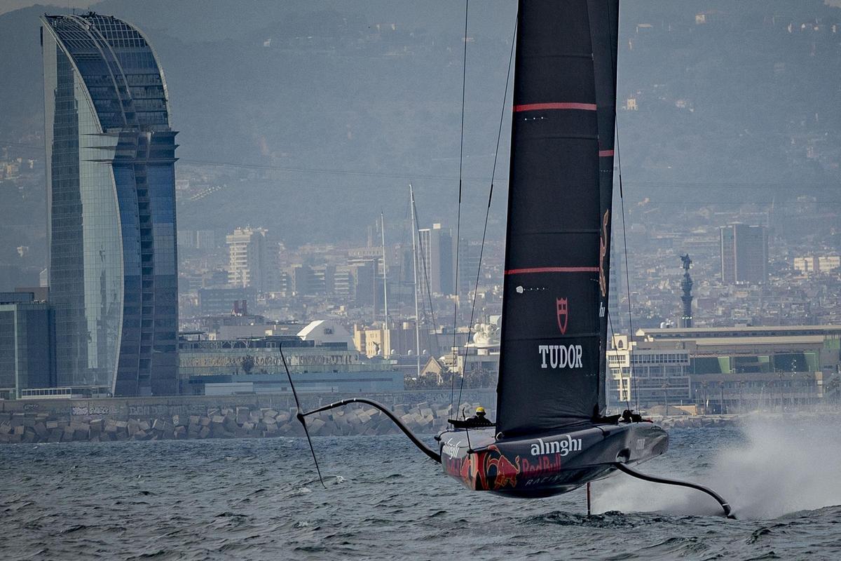 El equipo Alinghi Red Bull Team, que participa en la Copa América de Vela, entrena en Barcelona