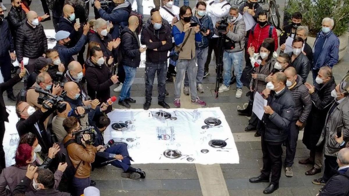 Protesta de restauradores en Nápoles por la orden de cerrar a las 18.00 horas.