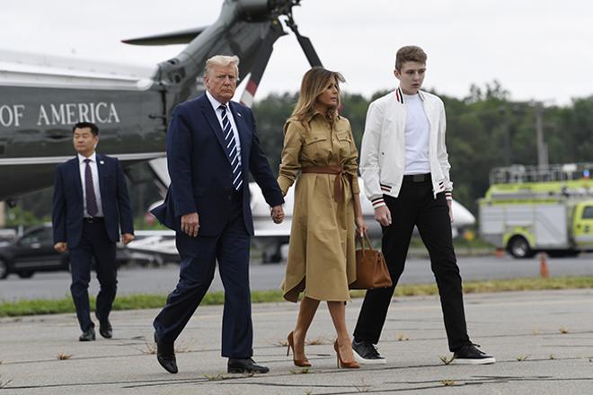 Donald Trump, Melania Trump y Barron Trump, a su llegada a la Casa Blanca en Washington
