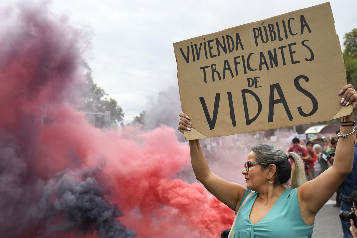 Una mujer participa en una manifestación contra la subida de los precios del alquiler.
